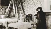 Nannecy de Vasson dans la chambre de Jean-Jacques Rousseau - Les Chamettes, Chambéry, Savoie, 1909 © G. Wolkowitsch