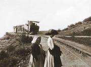 Aline Merlin et Nannecy de Vasson devant le petit train qui monte au sommet du puy de Dôme - Puy-de-Dôme, 1910 © G. Wolkowitsch