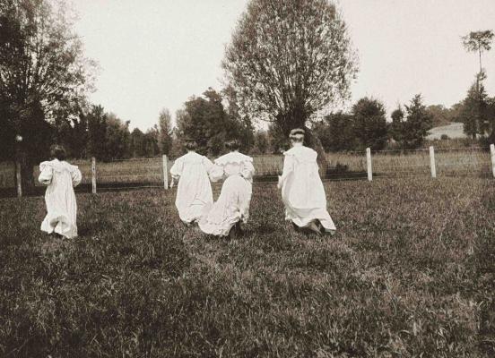 Jeunes filles courant dans le Grand Pré -  Varennes, Fougerolles, Indre, 1904 © G. Wolkowitsch