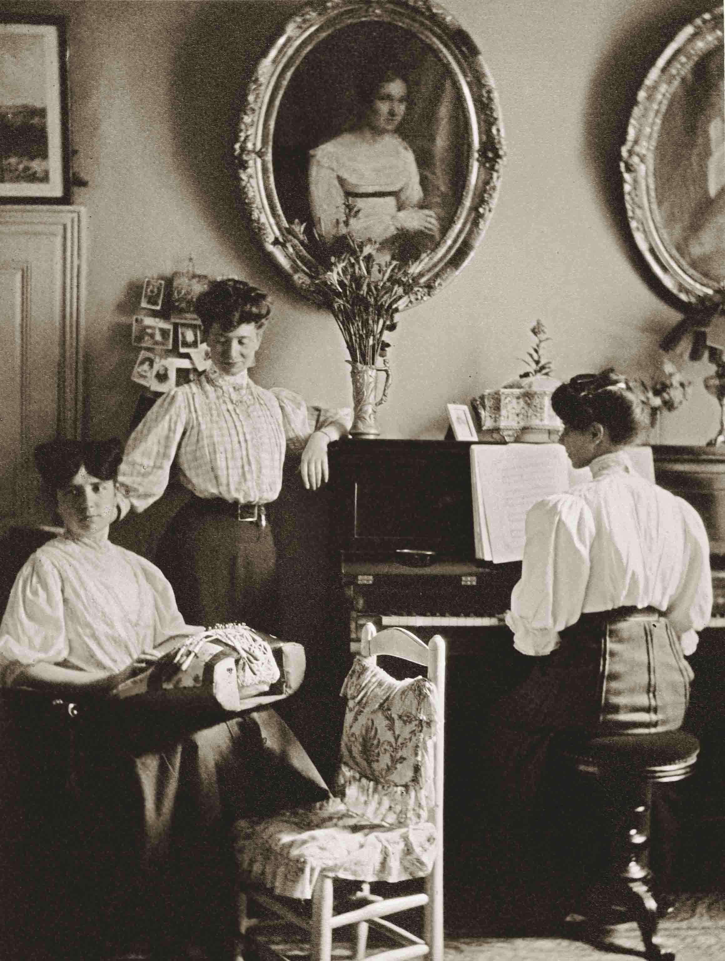 Jeunes filles au piano - Varennes, Fougerolles, Indre, 1904 © G. Wolkowitsch