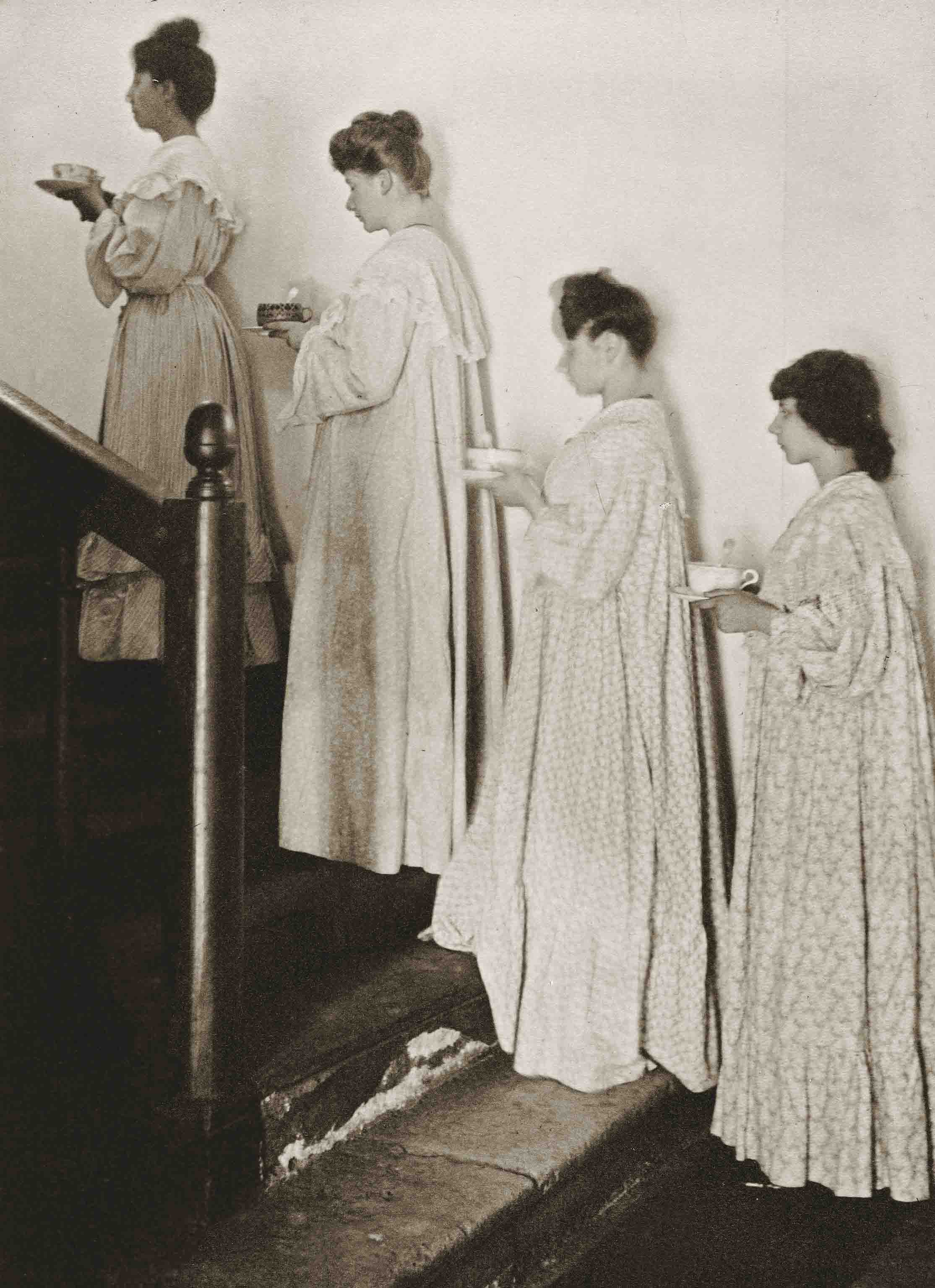 Procession dans l'escalier de Varennes - Varennes, Fougerolles, Indre, 1904 © G. Wolkowitsch