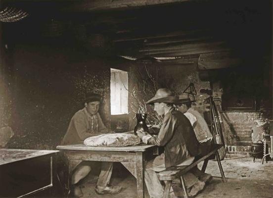 Déjeuner paysan à la Grange l'Abbé - Varennes, Fougerolles, Indre, 1906 © G. Wolkowitsch