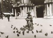 Nannecy de Vasson et les pigeons de Saint-Marc, 1906- Venise, Italie ©Gilles Wolkowitsch