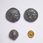Premier ensemble de monnaies antiques - revers. ©Bibliothèque municipale de Versailles - Thierry Olliver. 