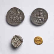 Premier ensemble de monnaies antiques - droits. ©Bibliothèque municipale de Versailles - Thierry Olliver. 