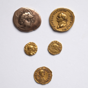 Deuxième ensemble de monnaies antiques - droits. ©Bibliothèque municipale de Versailles - Thierry Olliver. 