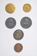 Ensemble de neuf monnaies médiévales et modernes (droits), VIIIe siècle - XIXe siècle. © Thierry Ollivier, Bibliothèque municipale de Versailles